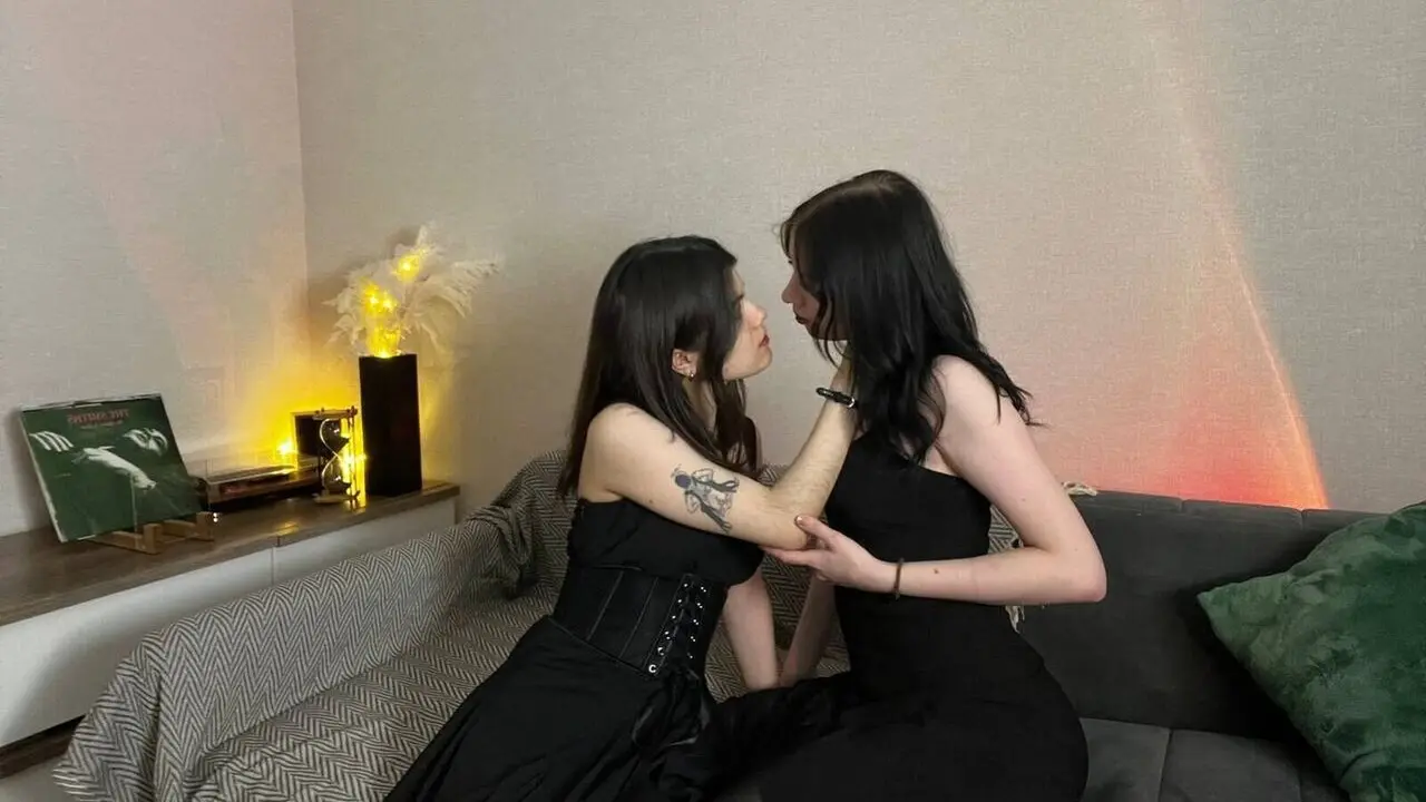 Free Live Sex Chat With EllaAndLyn